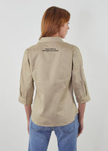 Lade das Bild in den Galerie-Viewer, Giraffe Damenhemd